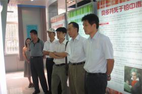 山東省食品藥品監(jiān)督管理局副局長陳耕一行到我公司參觀、視察