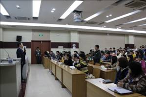 新稀寶股份董事長、益謙文化創(chuàng)始人湯傳忠走進(jìn)高校指導(dǎo)大學(xué)生就業(yè)