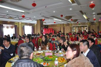 駿馬奔騰千里路，新春更上一層樓