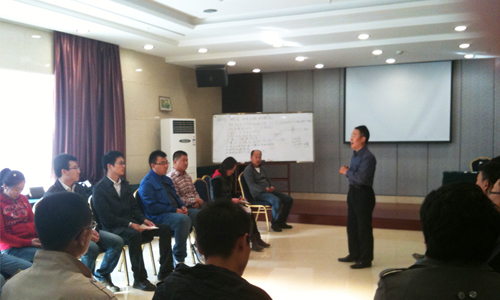 董事長湯傳湯先生為東北大區(qū)銷售將士做精彩的文化培訓(xùn)