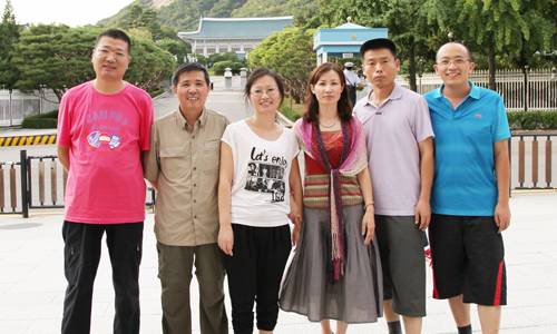 大家在韓國當政的總統(tǒng)官邸----青瓦臺前合影留念