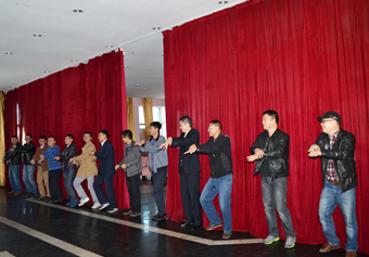 東北大區(qū)同事學(xué)跳《江南style》